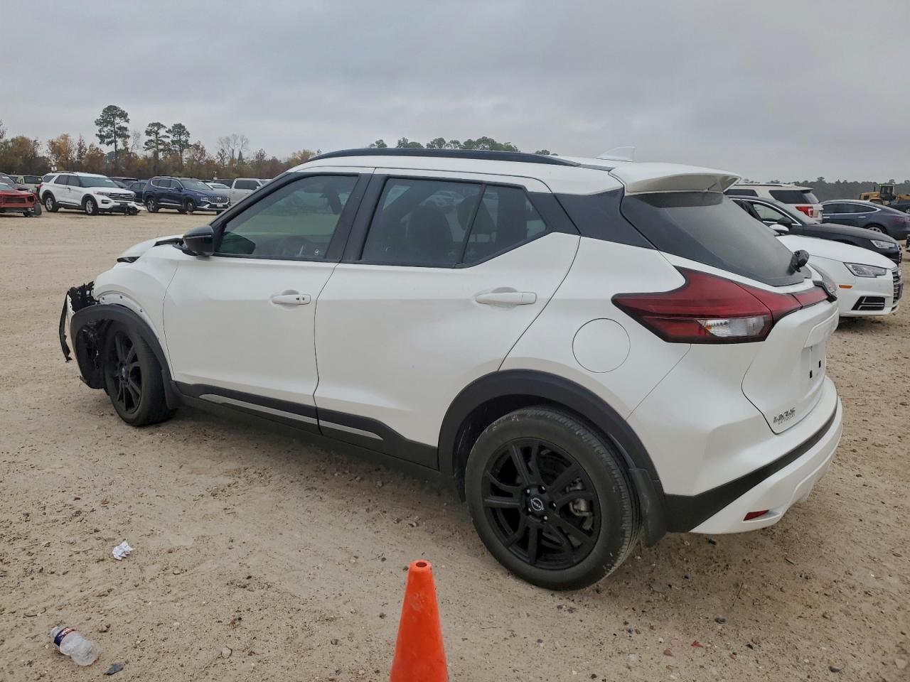 2024 Nissan Kicks Sr - Image 2