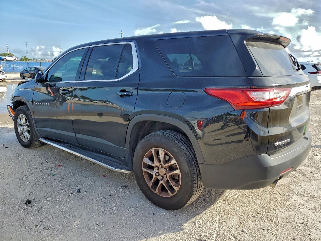 2020 Chevrolet Traverse Ls - Фото 2