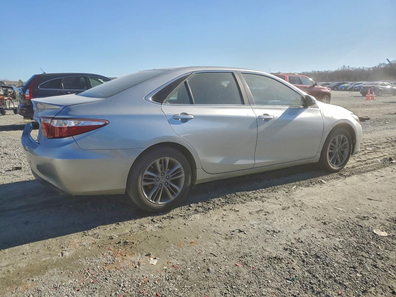 2016 Toyota Camry Le - Фото 3