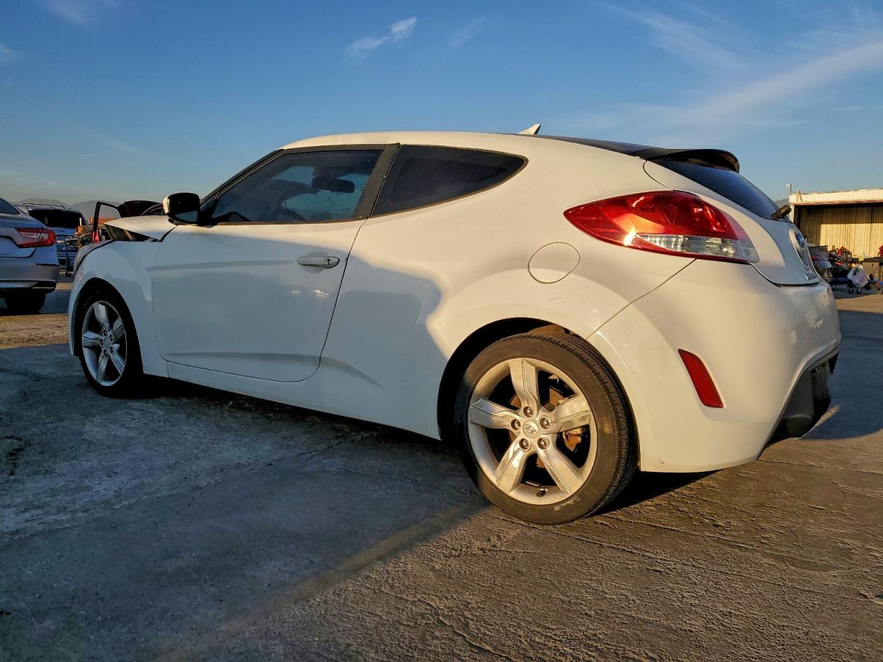2015 Hyundai Veloster - Image 2