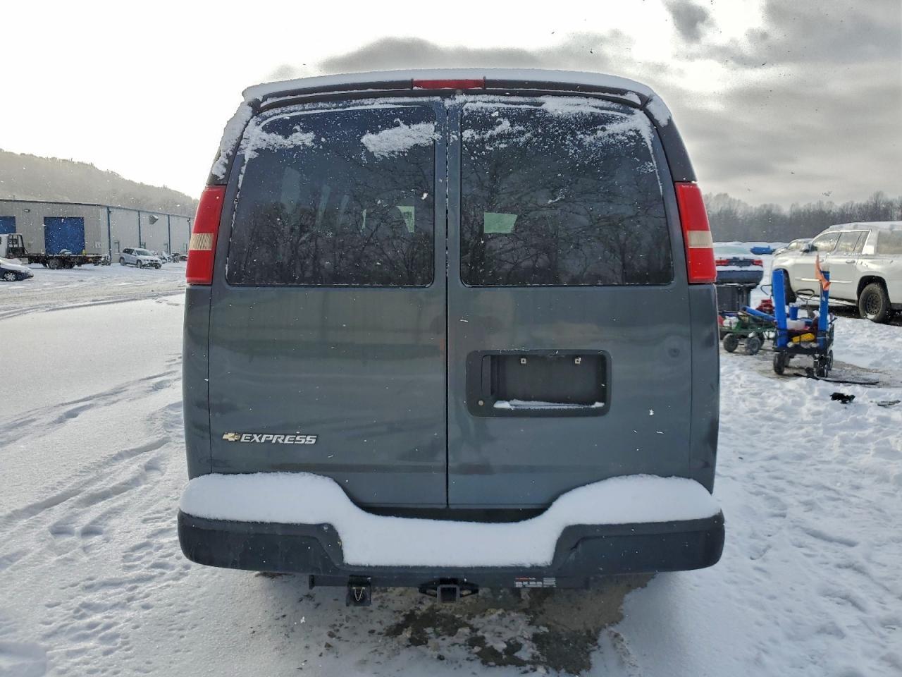 2017 Chevrolet Express G2500 Ls - Image 6