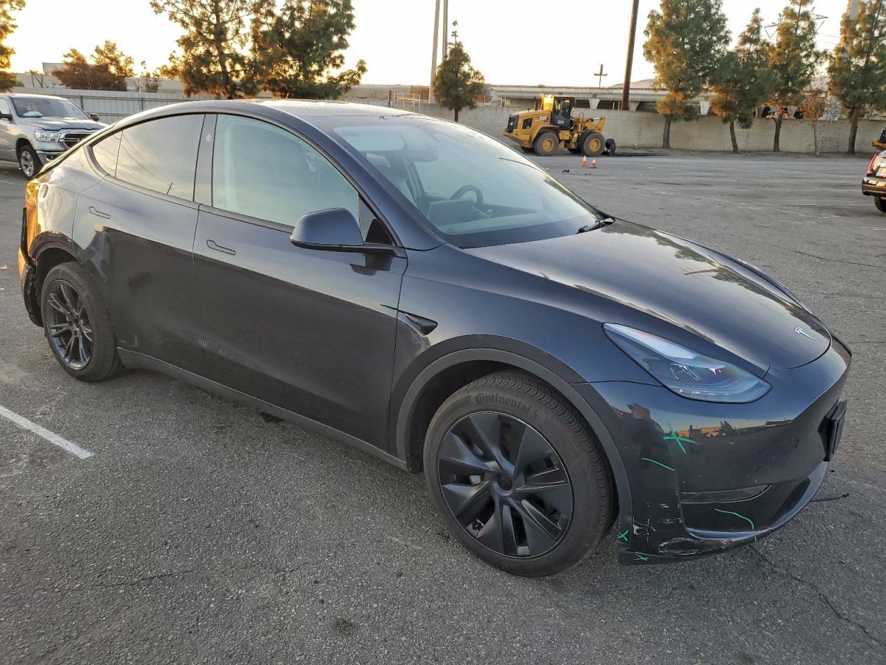 2025 Tesla Model Y - Фото 4