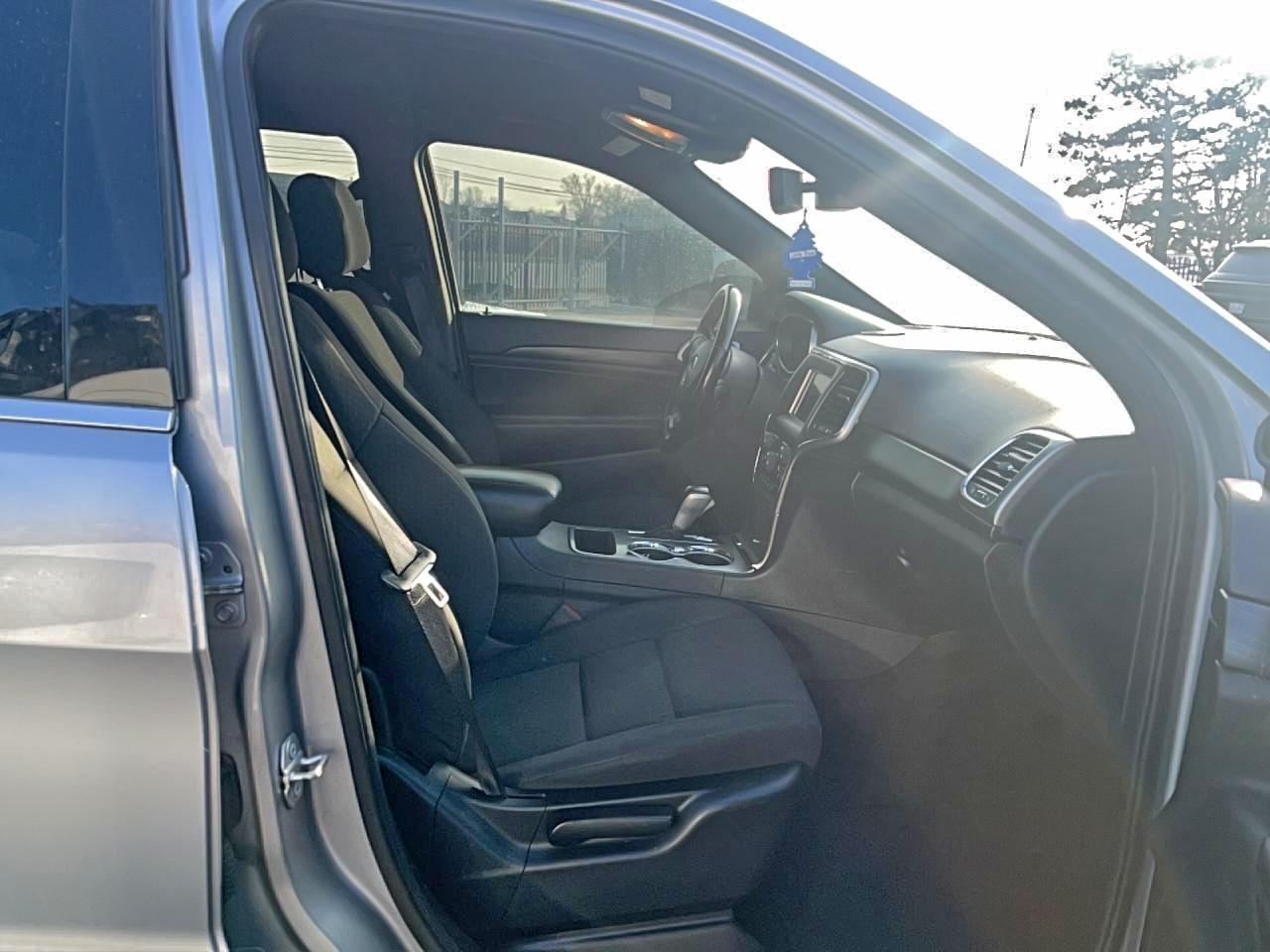 2020 Jeep Grand Cherokee Laredo - Image 5