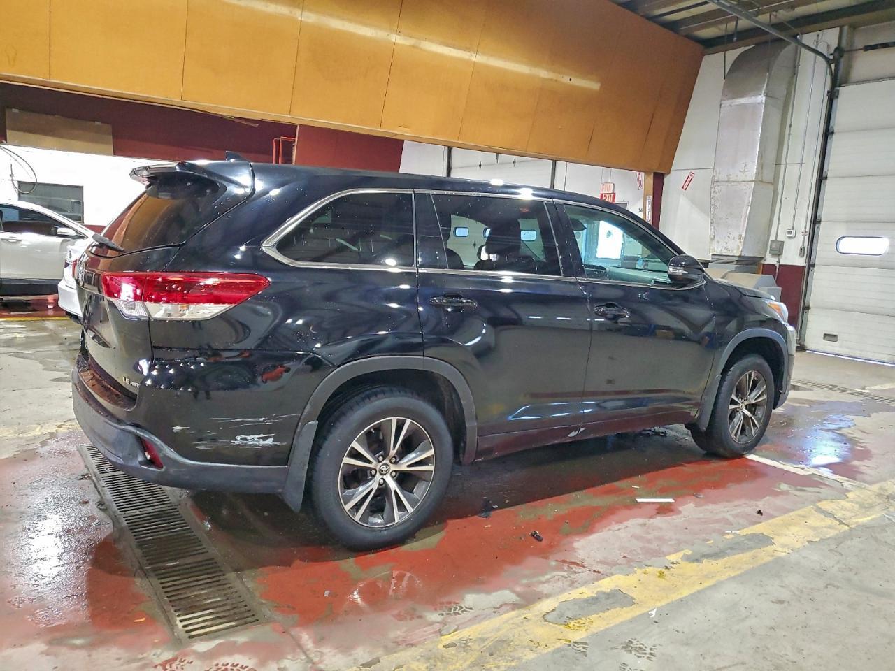 2017 Toyota Highlander Le Plus - Фото 3
