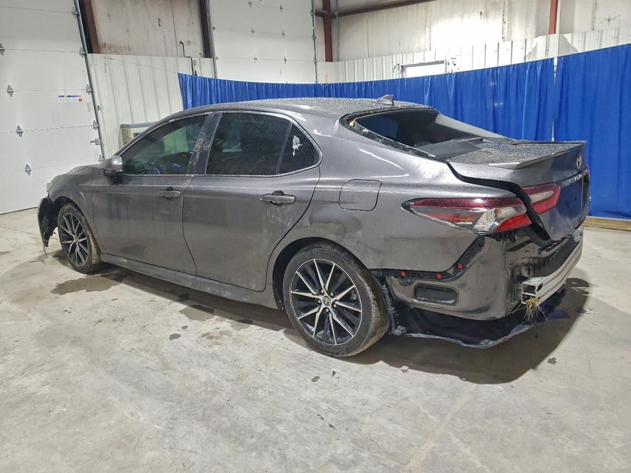 2021 Toyota Camry Se - Фото 2