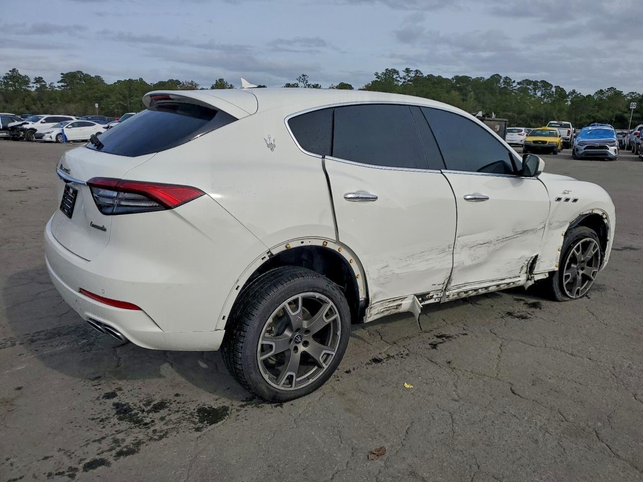 2022 Maserati Levante Base - Image 3
