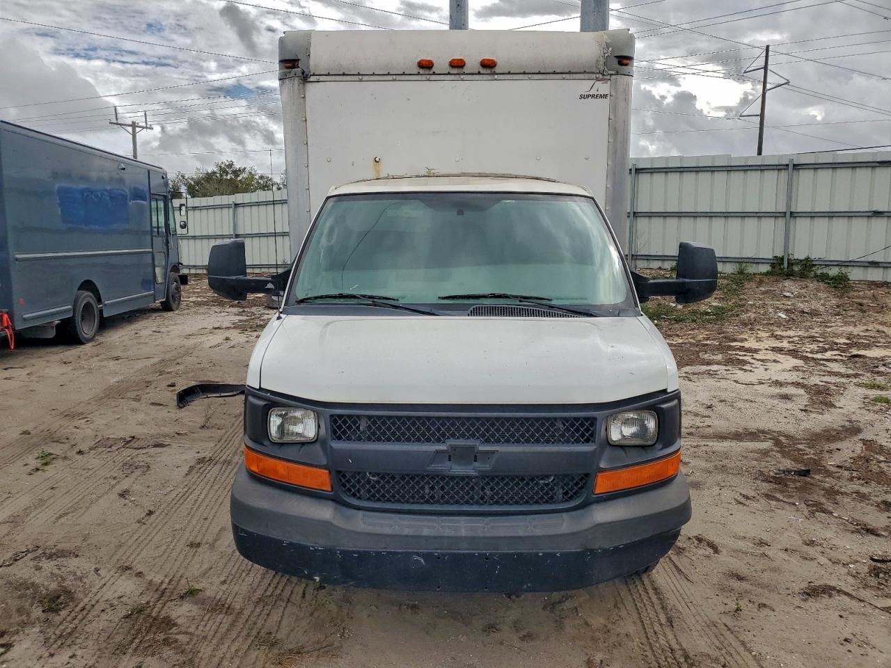 2015 Chevrolet Express Box Truck - Фото 5