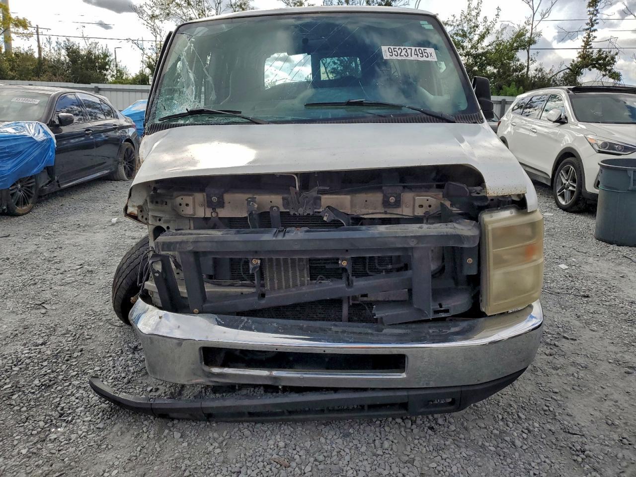 2010 Ford Econoline E350 Super Duty Wagon - Фото 5