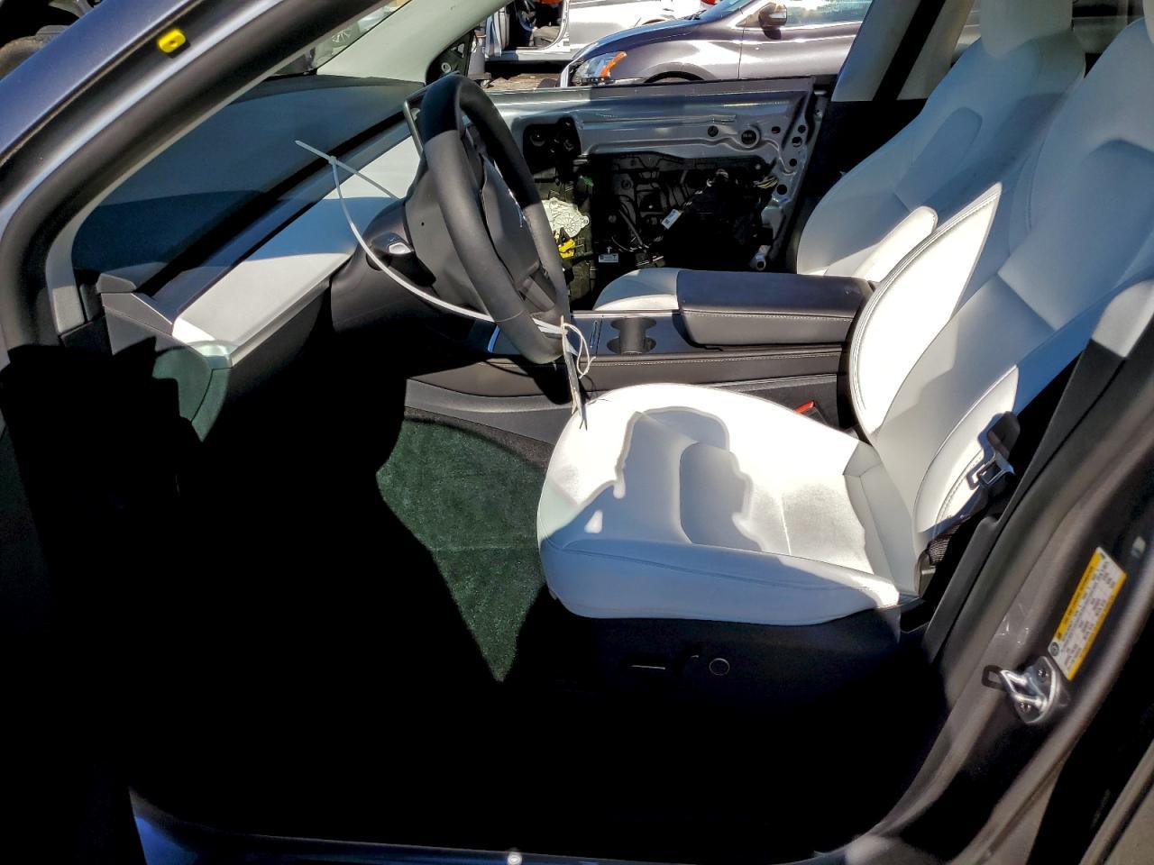 2025 Tesla Model Y - Image 7