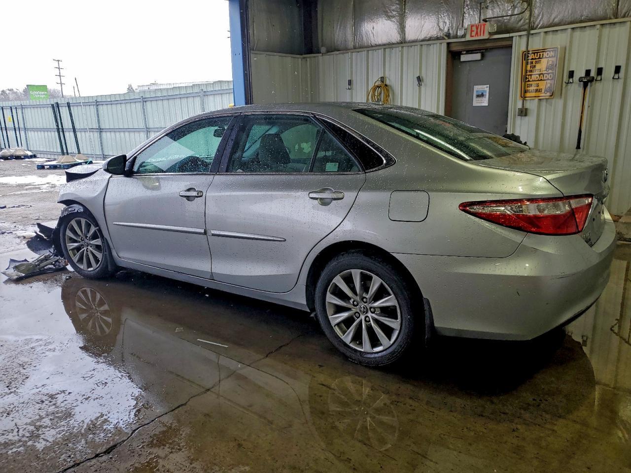 2017 Toyota Camry Le - Фото 2