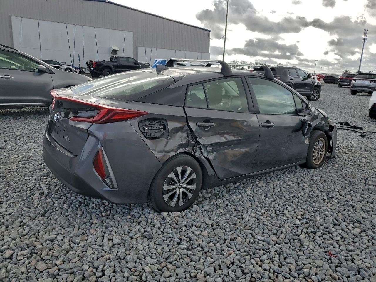 2022 Toyota Prius Prime Le - Image 3