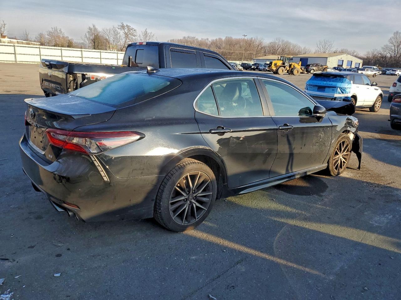 2022 Toyota Camry Se - Фото 3