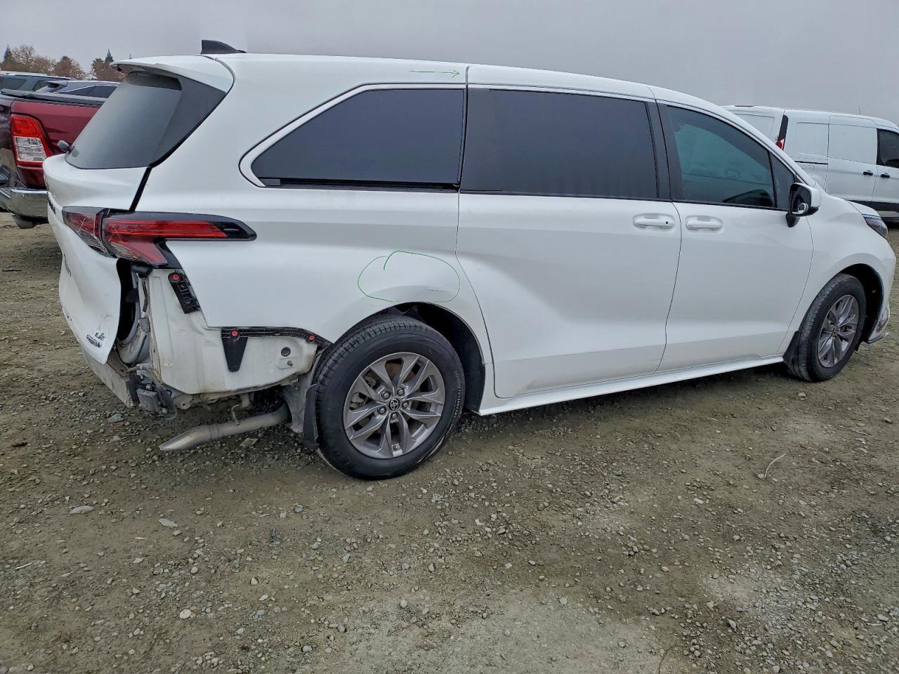 2022 Toyota Sienna Le - Фото 3