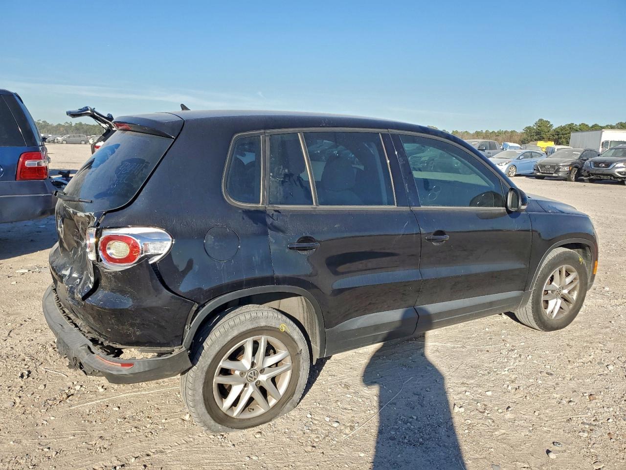 2011 Volkswagen Tiguan S - Image 3