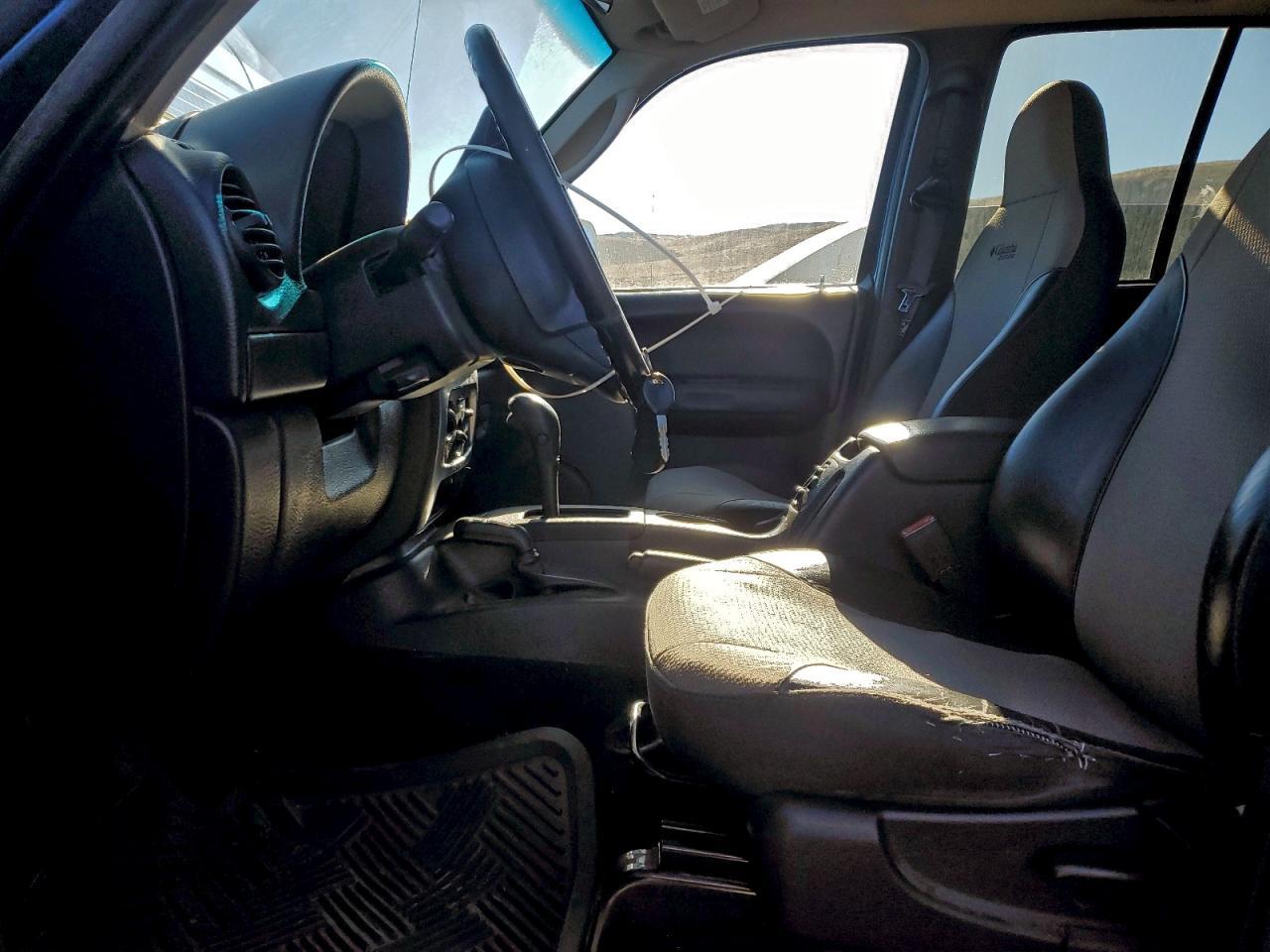 2004 Jeep Liberty Sport - Фото 7