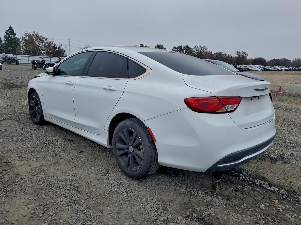2016 Chrysler 200 Limited - Фото 2