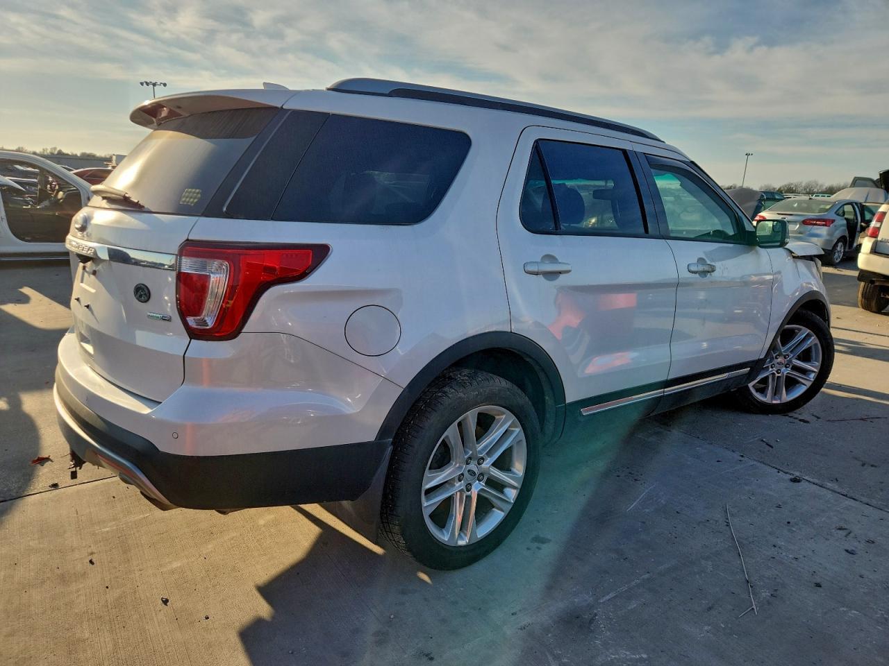 2016 Ford Explorer Xlt - Фото 3