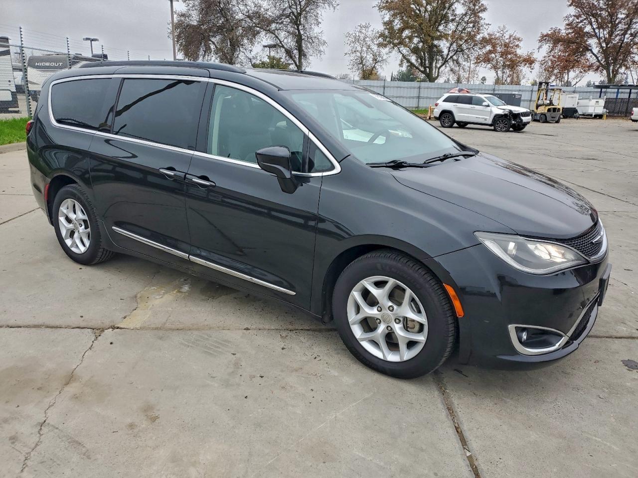 2017 Chrysler Pacifica Touring L - Image 4