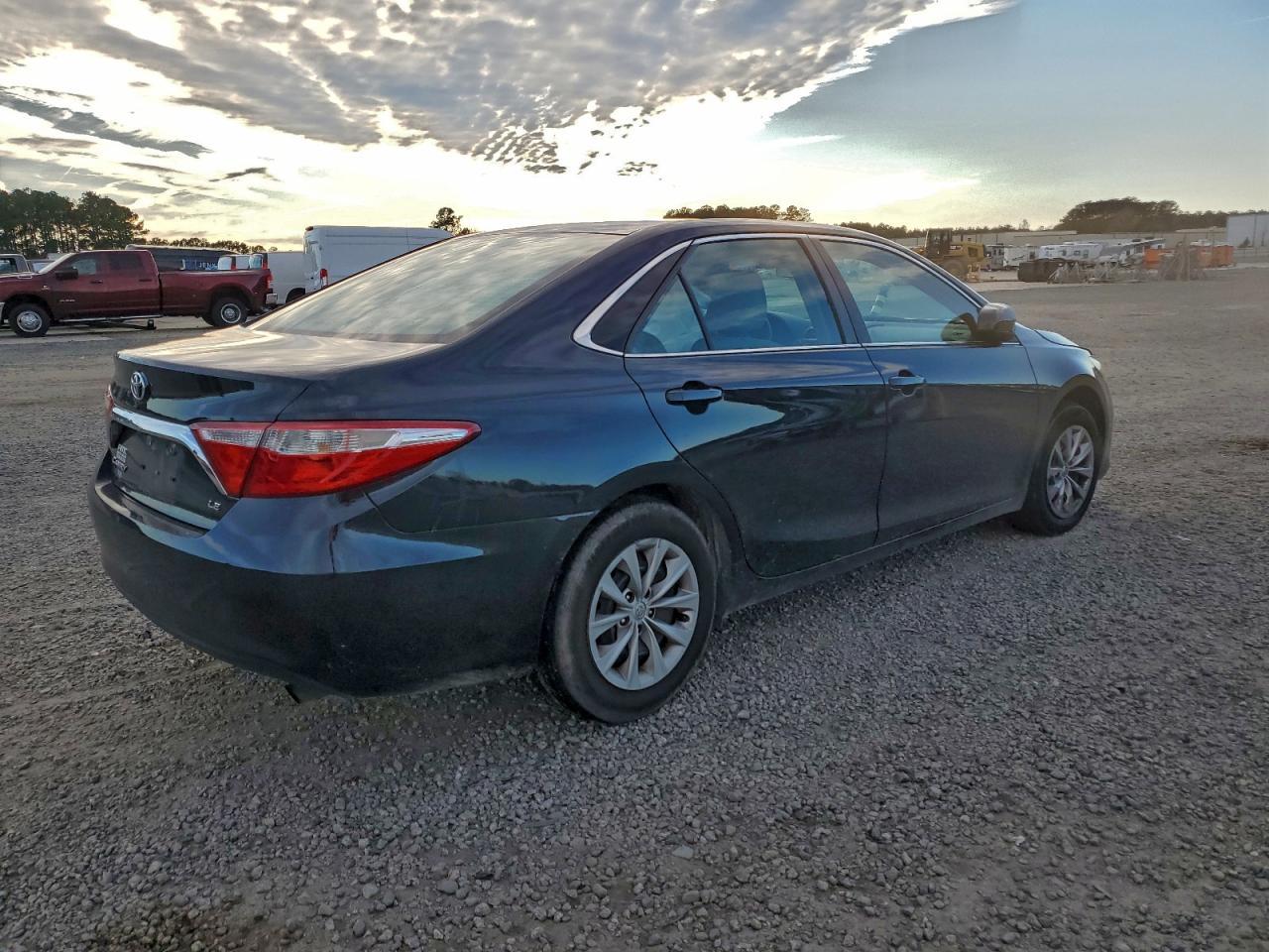 2015 Toyota Camry Le - Фото 3