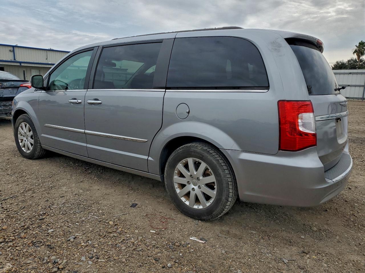 2015 Chrysler Town & Country Touring - Фото 2
