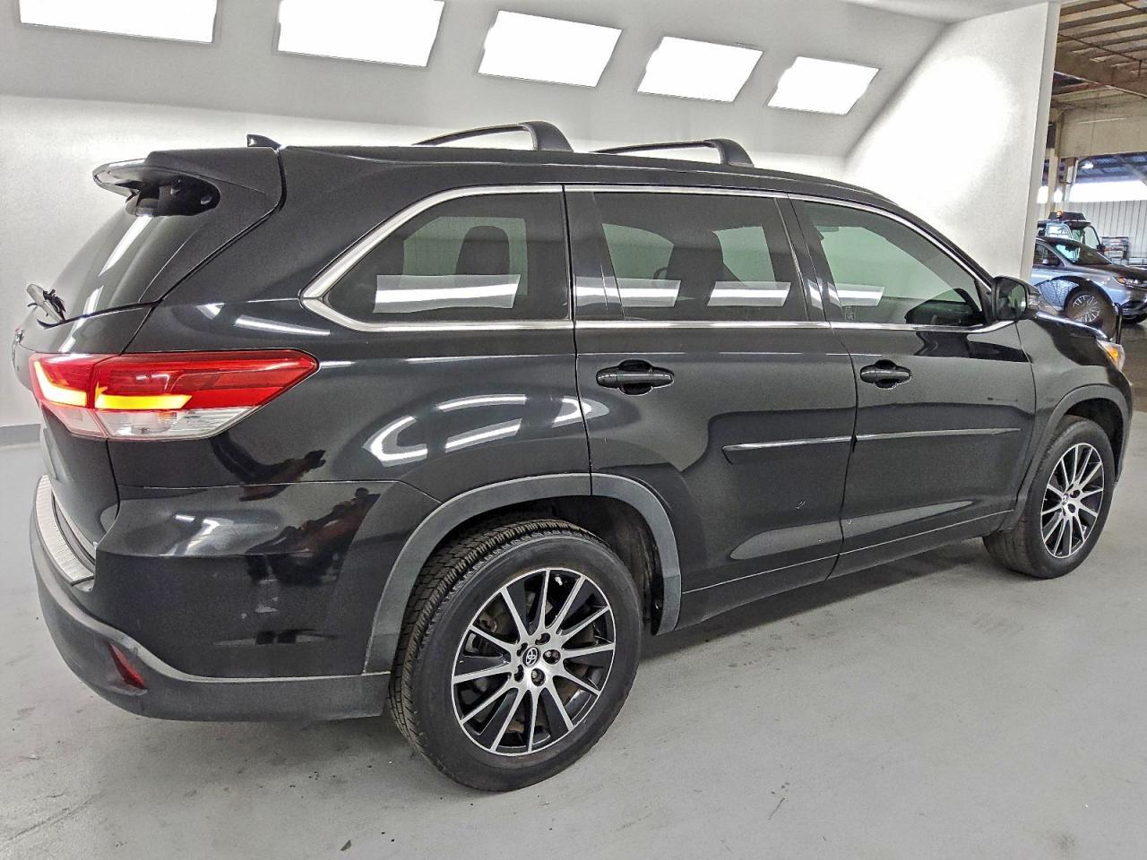 2018 Toyota Highlander Se - Image 3