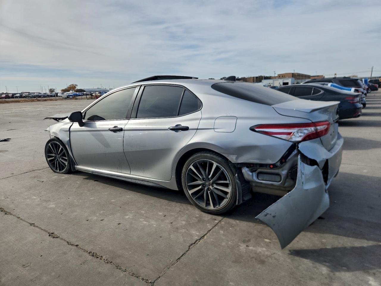 2020 Toyota Camry Xse - Фото 2