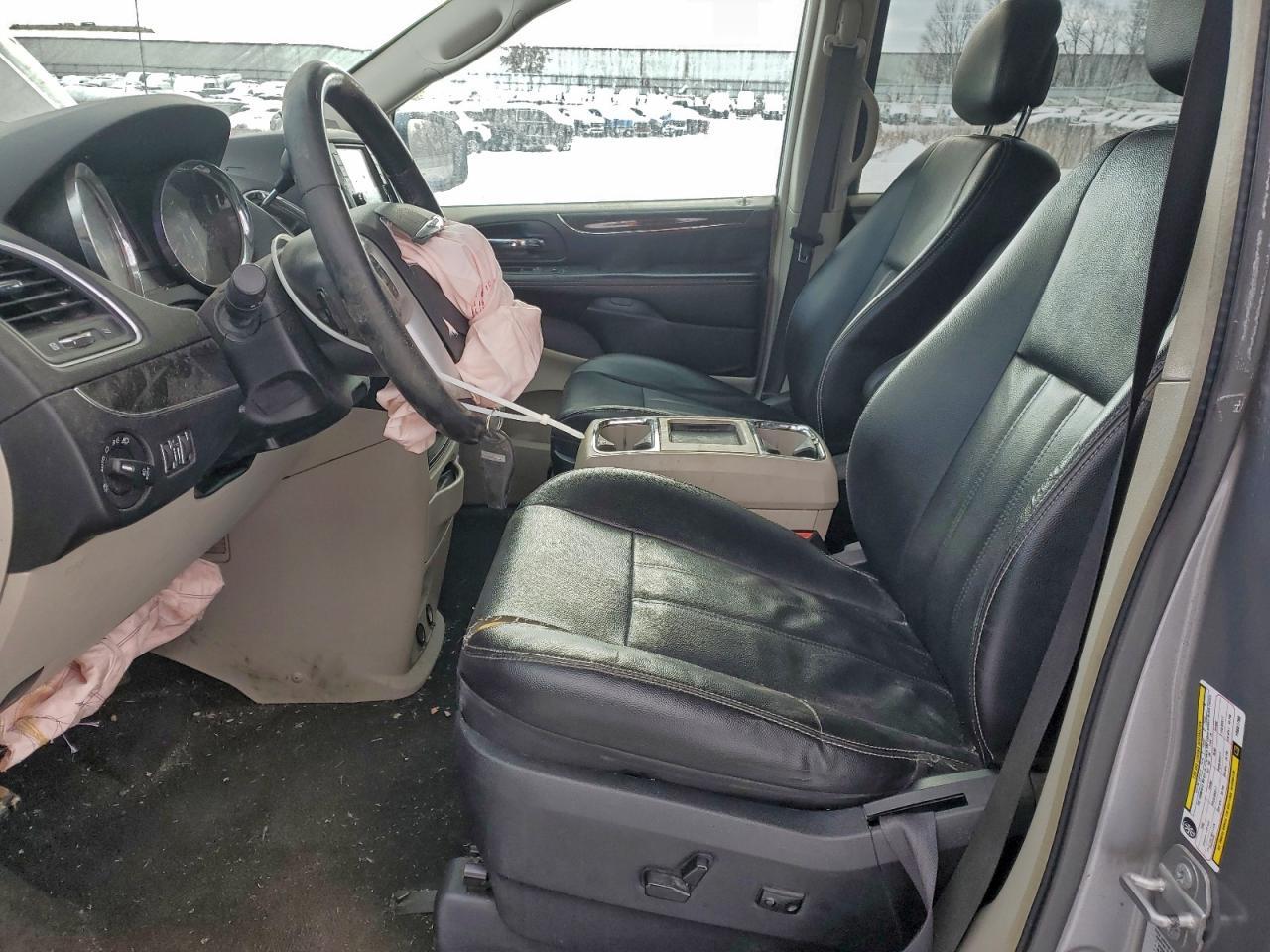 2015 Chrysler Town & Country Touring - Image 7