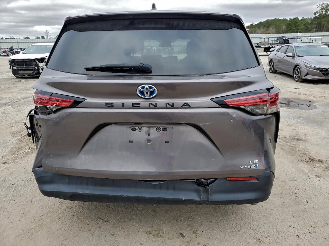 2022 Toyota Sienna Le - Фото 6