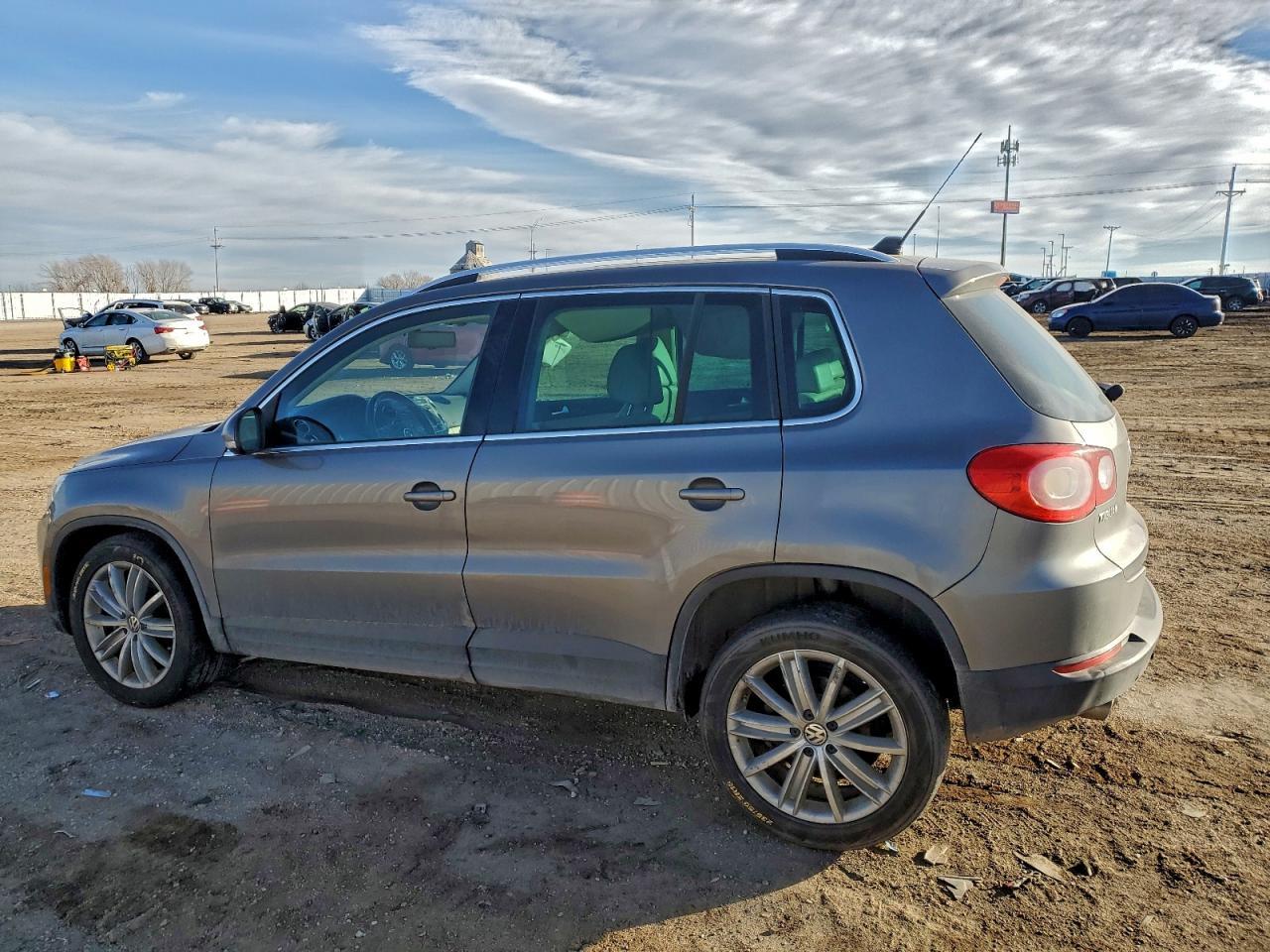 2011 Volkswagen Tiguan S - Фото 2