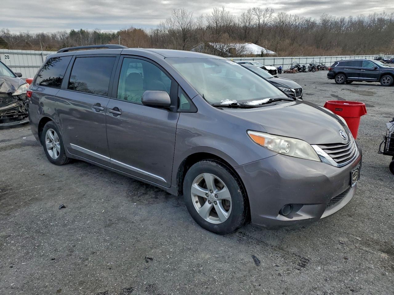 2017 Toyota Sienna Le - Фото 4
