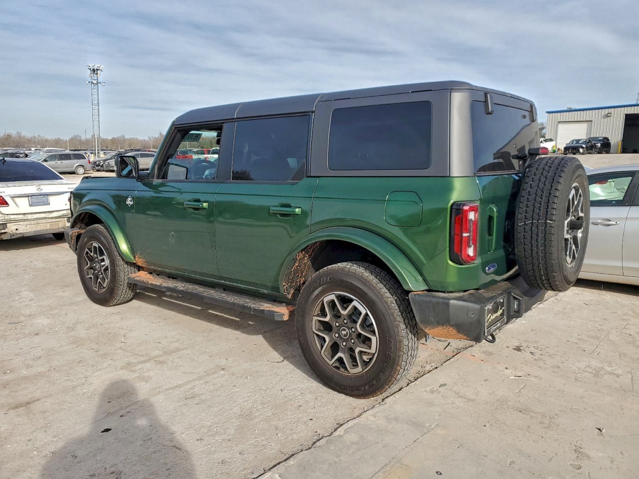 2024 Ford Bronco Outer Banks - Image 2
