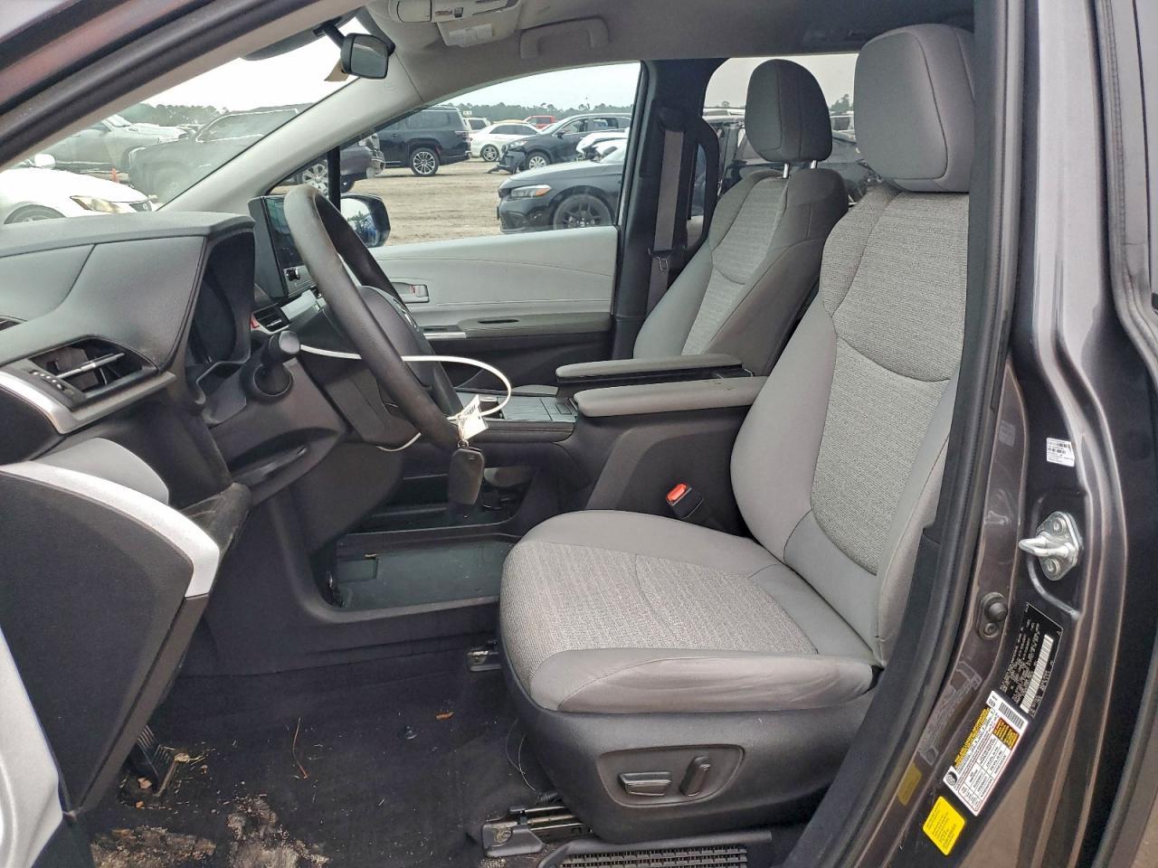 2025 Toyota Sienna Le - Image 7