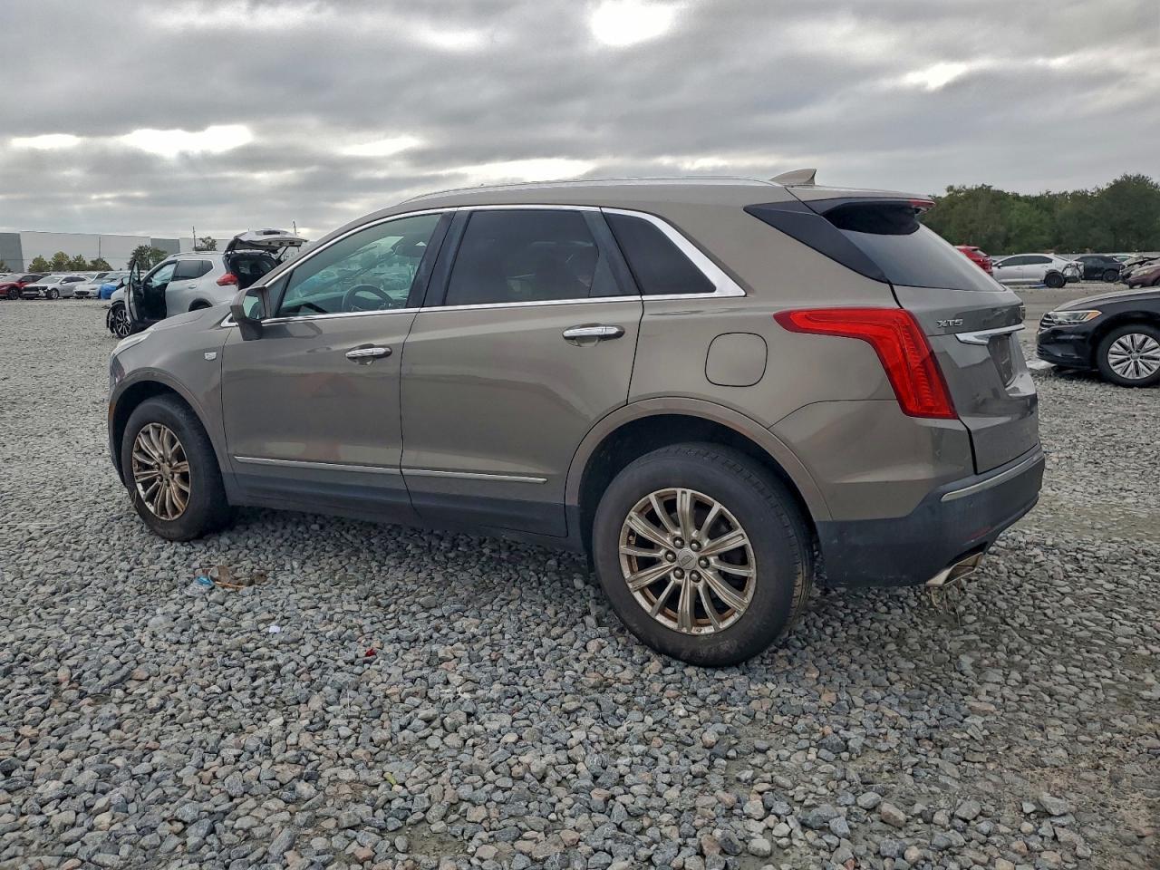 2017 Cadillac Xt5 Luxury - Image 2