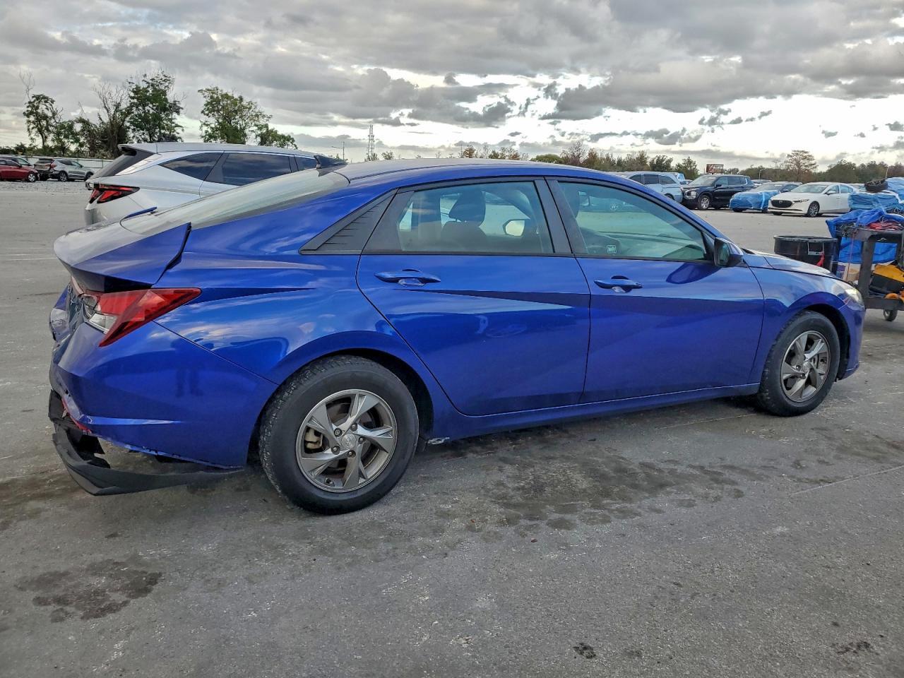 2021 Hyundai Elantra Se - Image 3