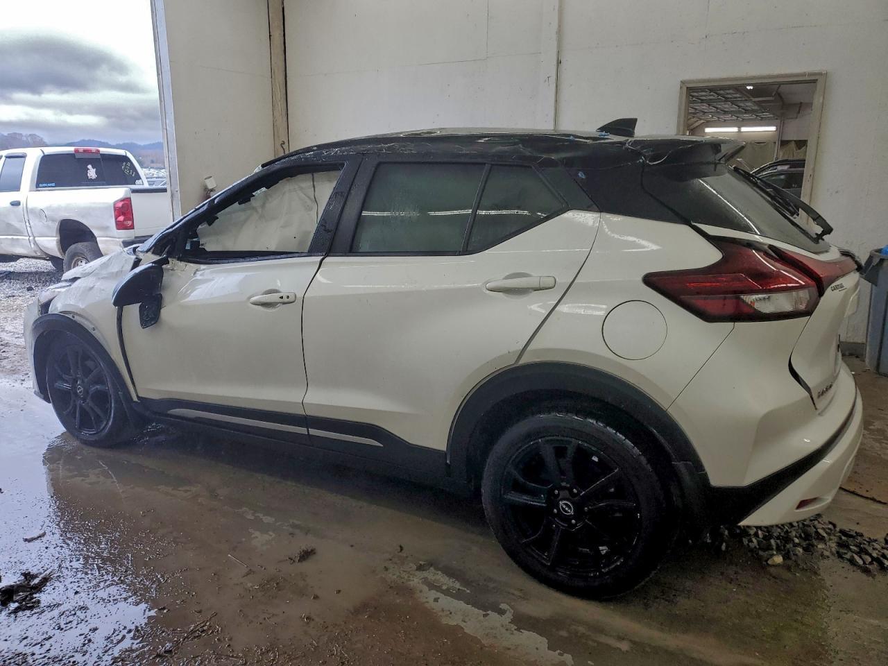 2023 Nissan Kicks Sr - Image 2