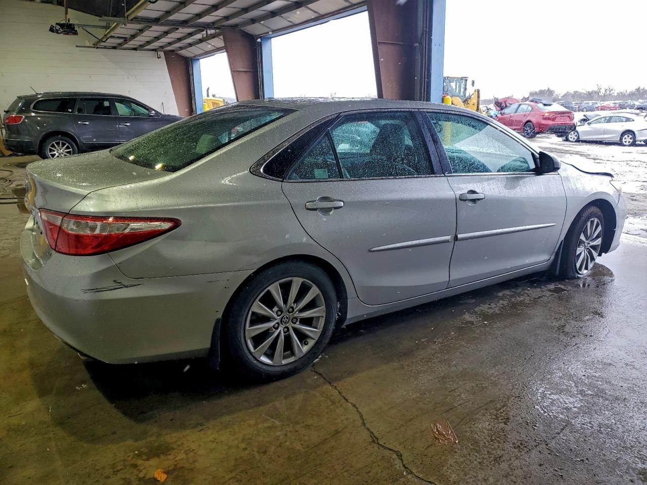 2017 Toyota Camry Le - Фото 3