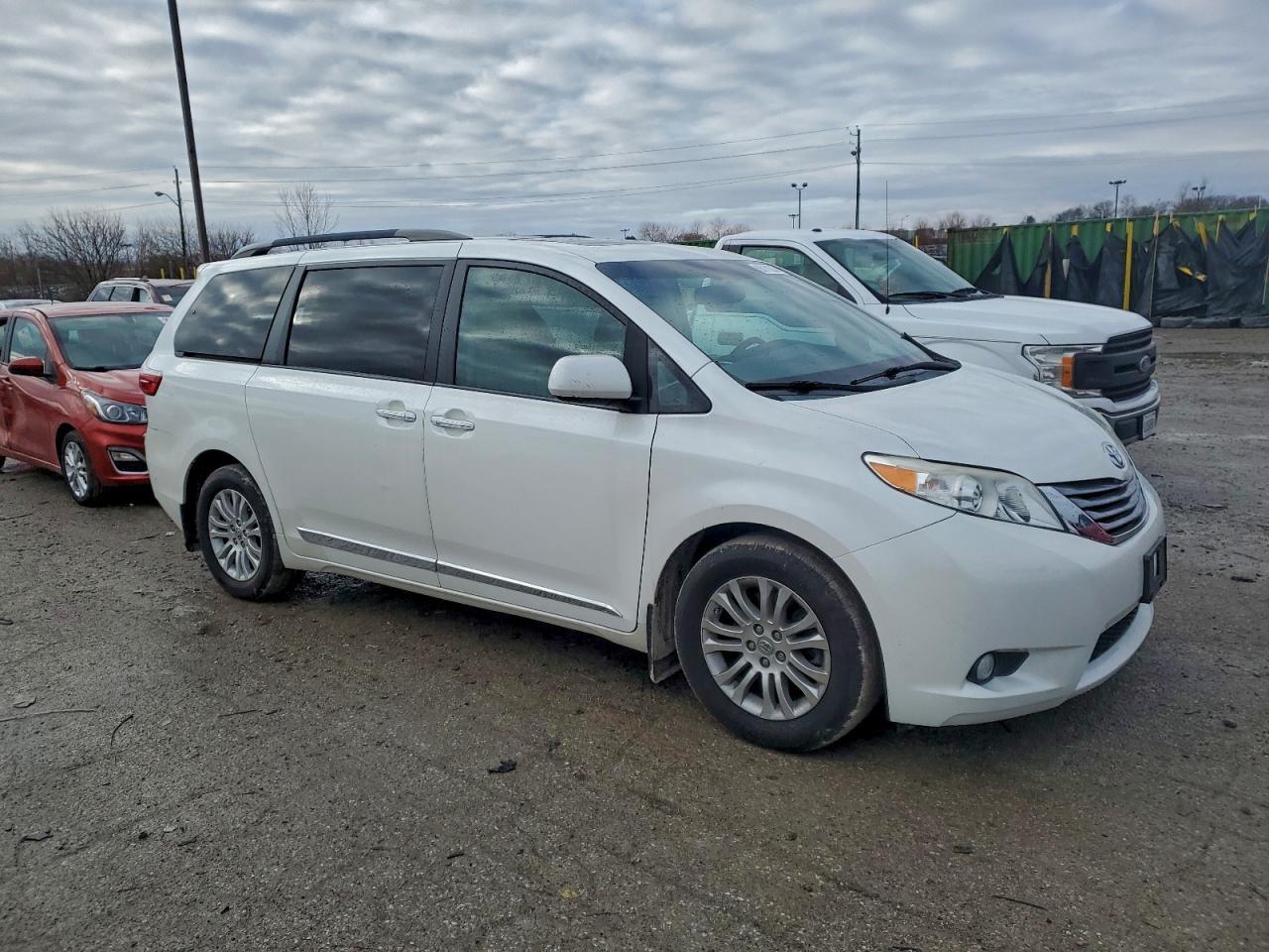 2015 Toyota Sienna Xle - Фото 4