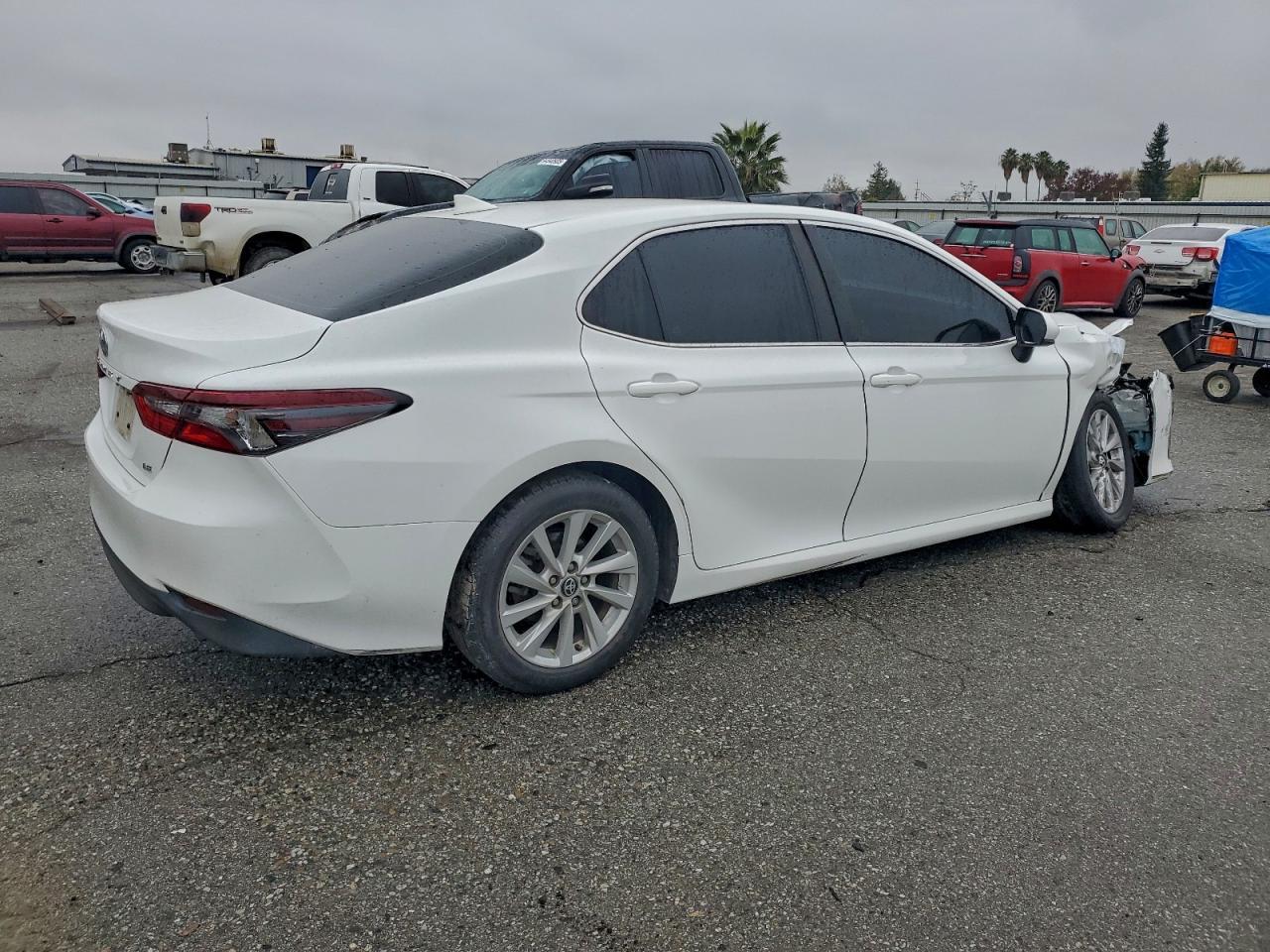 2022 Toyota Camry Le - Фото 3