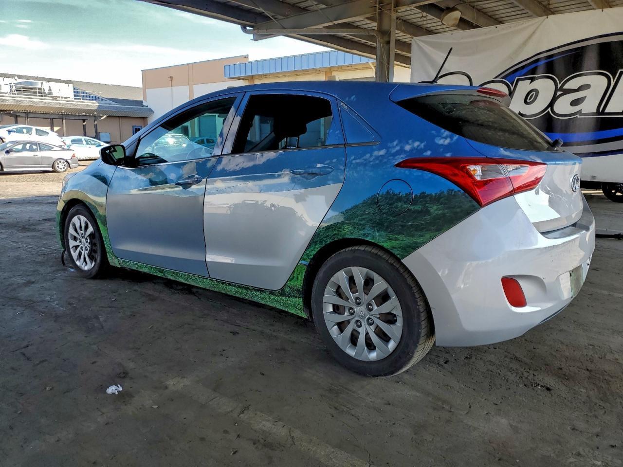 2017 Hyundai Elantra Gt - Image 2