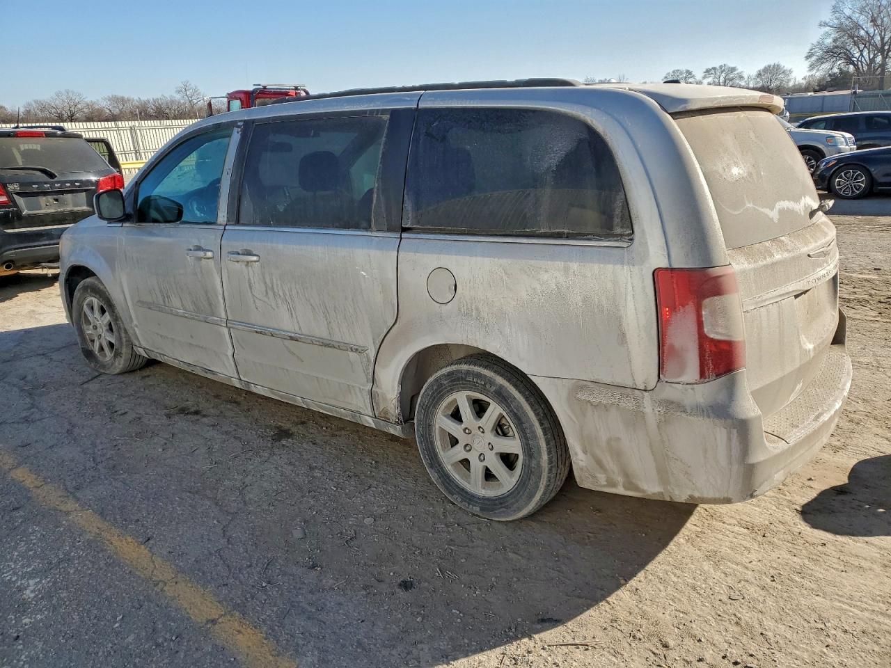 2011 Chrysler Town & Country Touring - Image 2