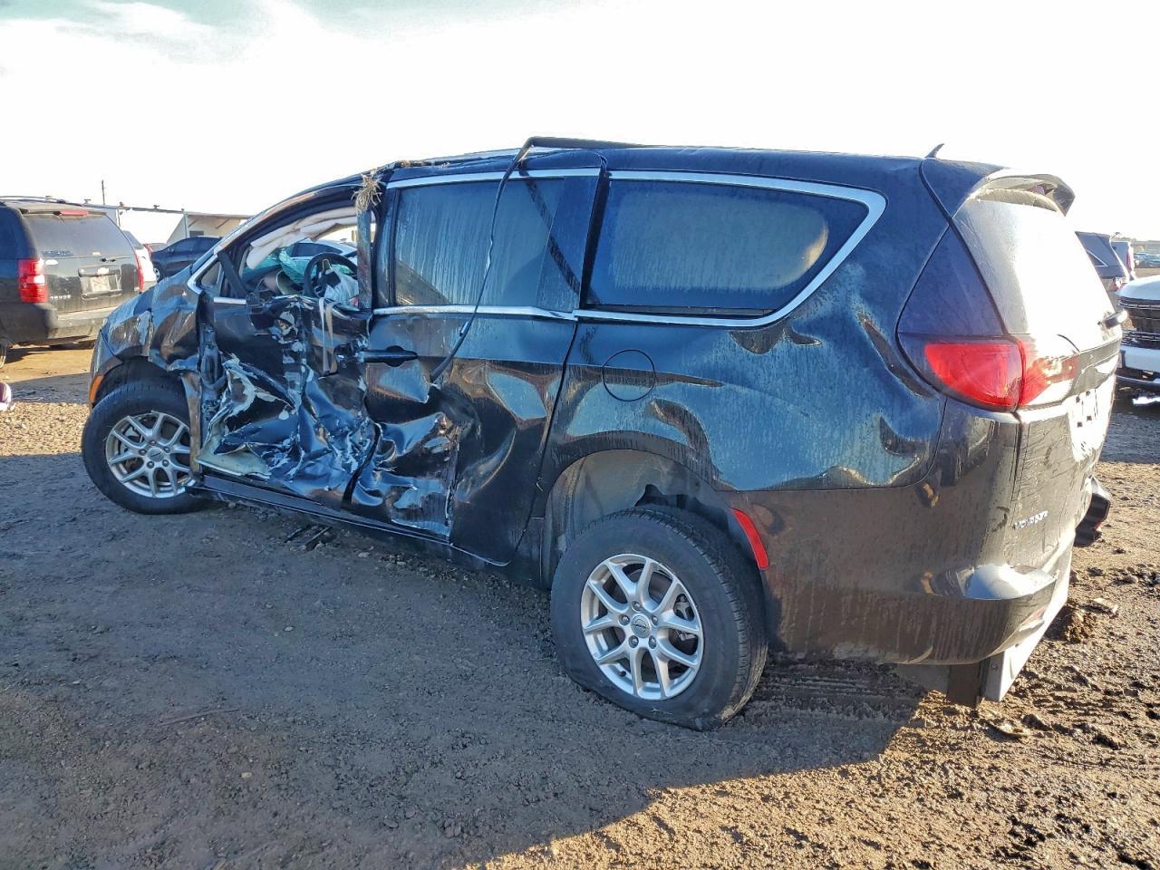 2022 Chrysler Voyager Lx - Image 2