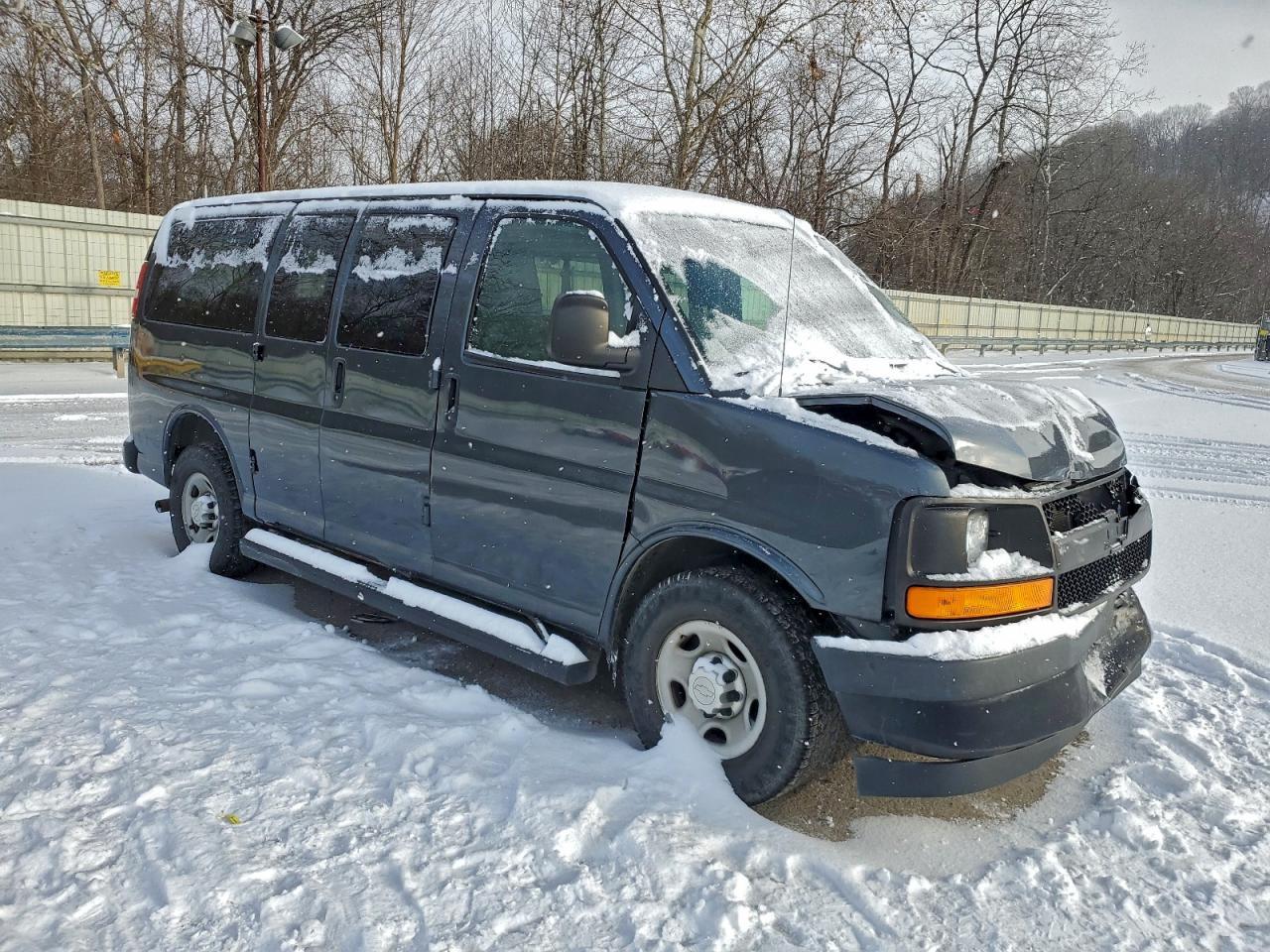 2017 Chevrolet Express G2500 Ls - Image 4