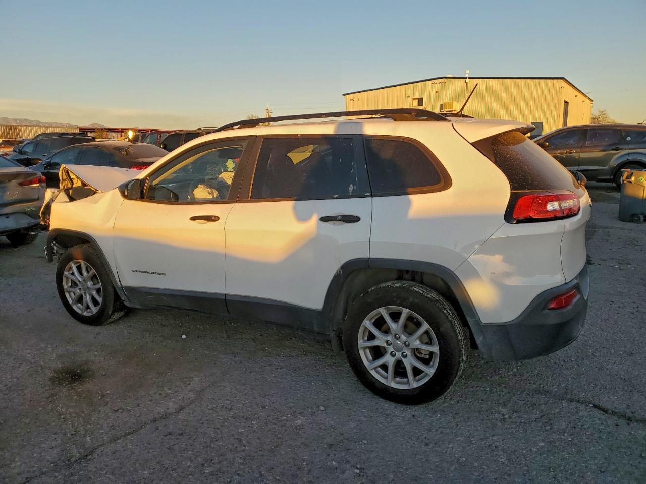 2016 Jeep Cherokee Sport - Фото 2