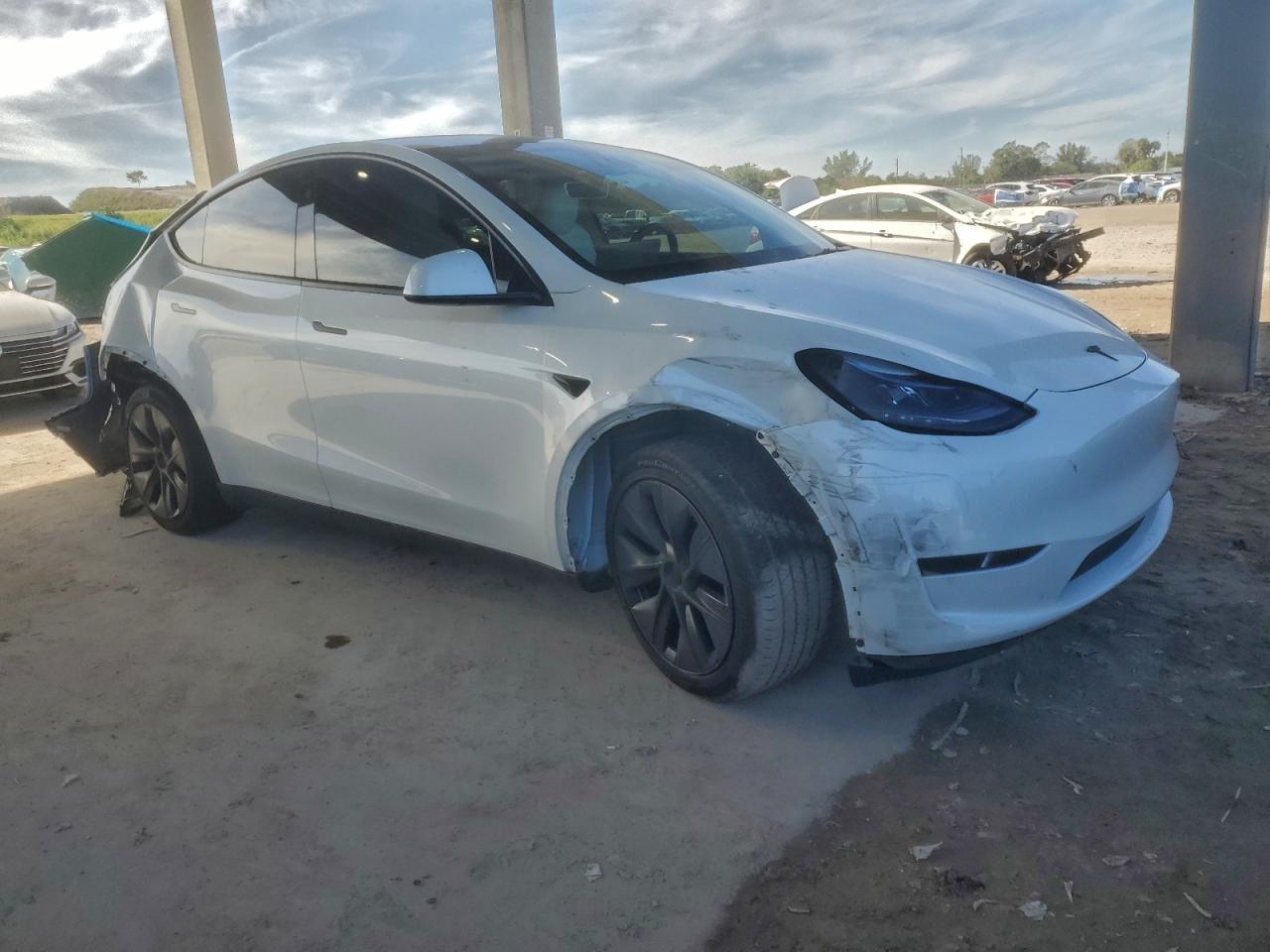 2025 Tesla Model Y - Фото 4