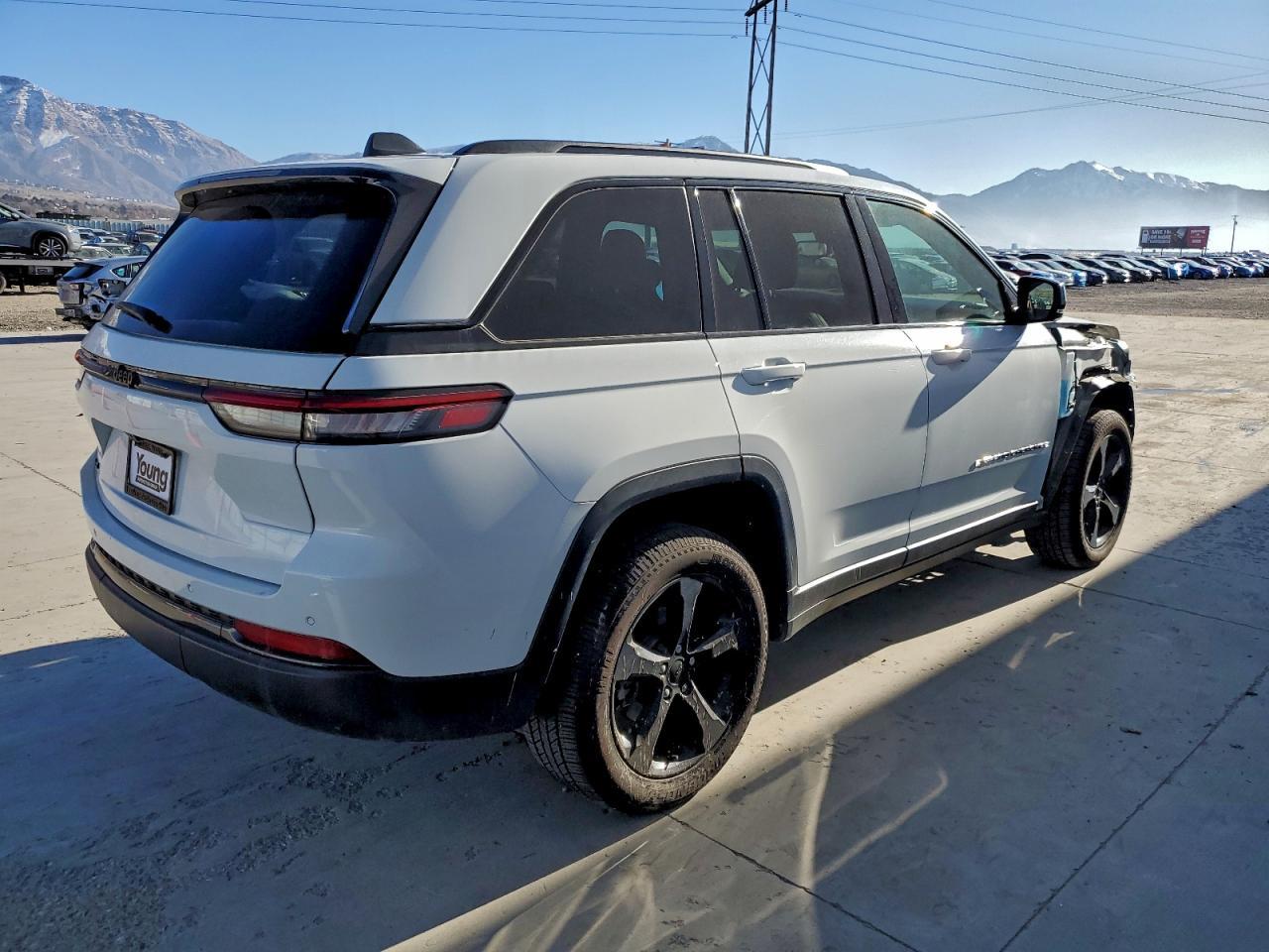 2023 Jeep Grand Cherokee Laredo - Image 3