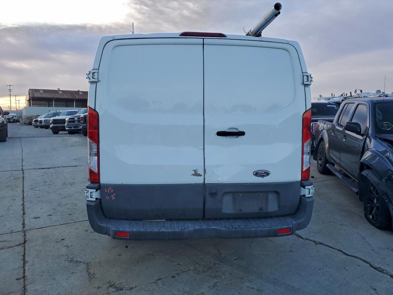 2015 Ford Transit 250 Delivery Van - Фото 6