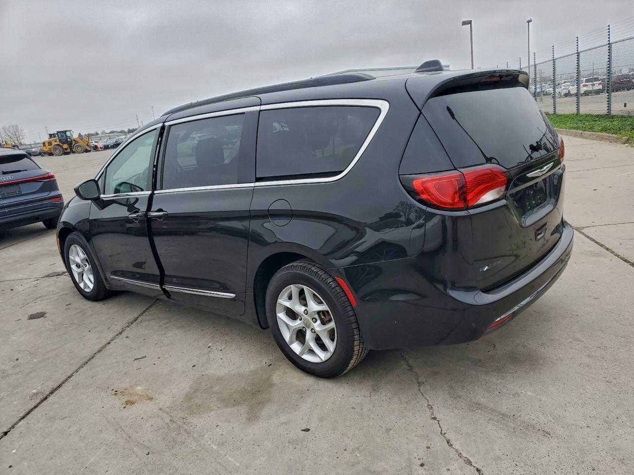 2017 Chrysler Pacifica Touring L - Image 2
