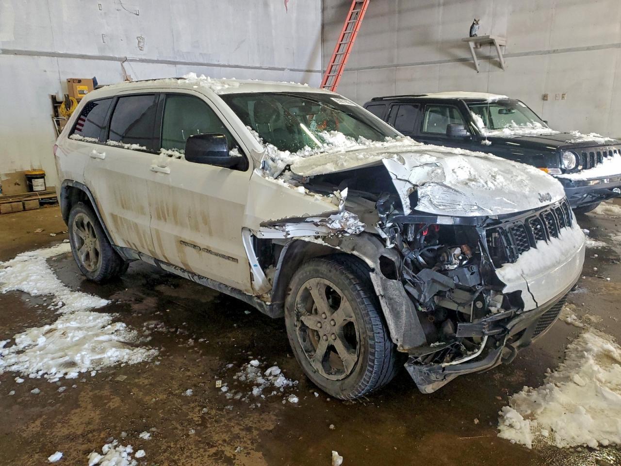 2020 Jeep Grand Cherokee Laredo - Image 4