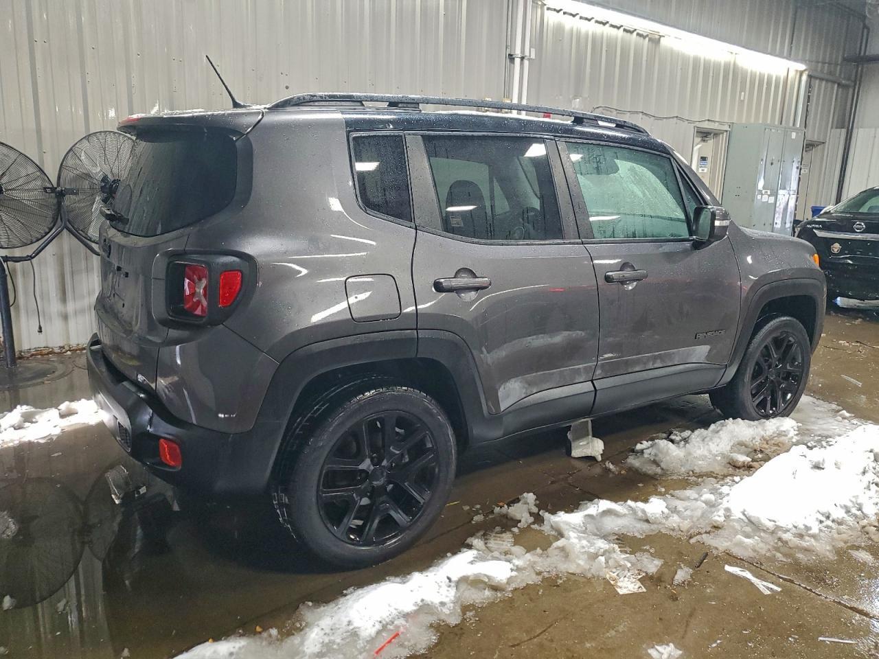 2016 Jeep Renegade Latitude - Image 3