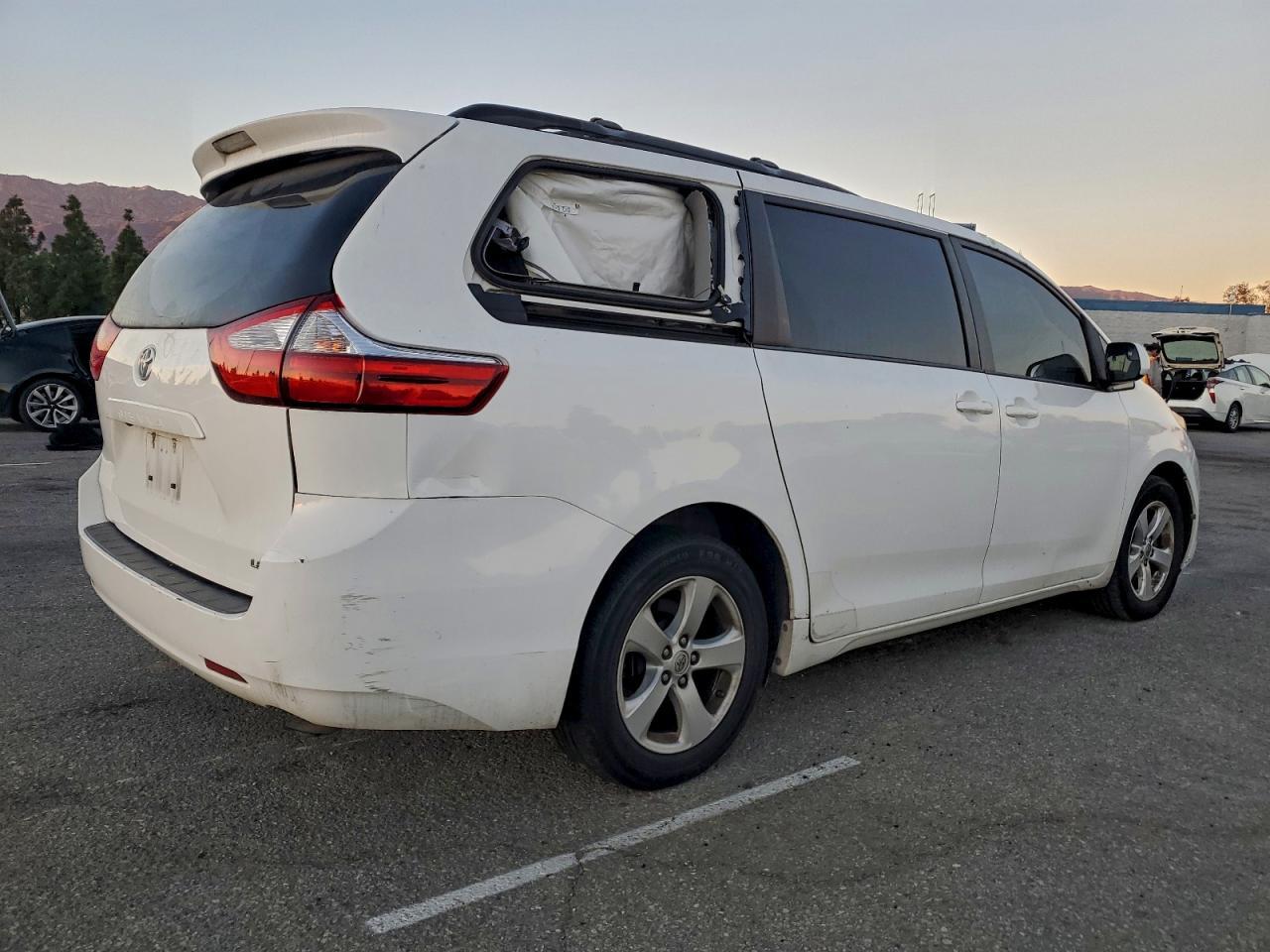 2015 Toyota Sienna Le - Image 3